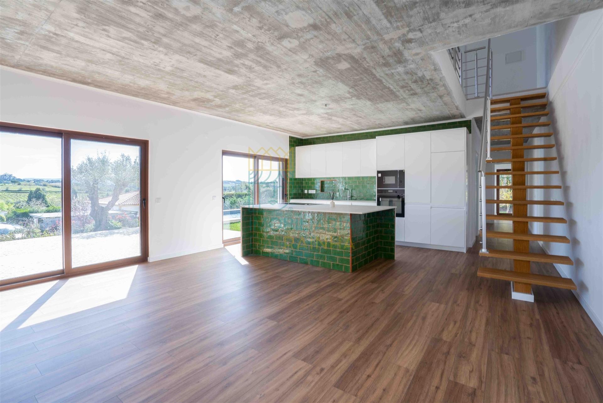 Moradia T5 com piscina e jardim