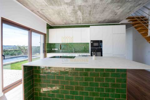 Moradia T5 com piscina e jardim