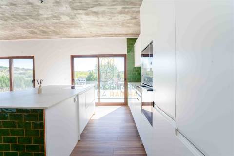 Moradia T5 com piscina e jardim