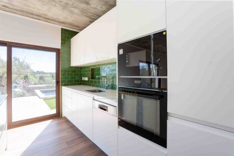 Moradia T5 com piscina e jardim