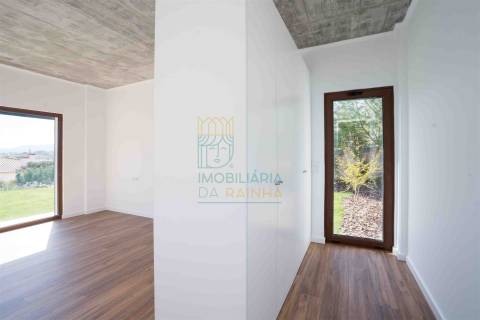 Moradia T5 com piscina e jardim