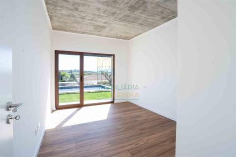 Moradia T5 com piscina e jardim