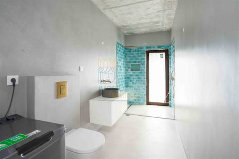 Moradia T5 com piscina e jardim