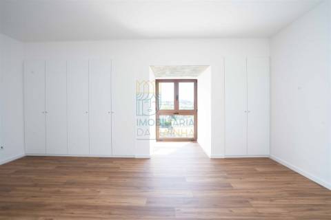 Moradia T5 com piscina e jardim