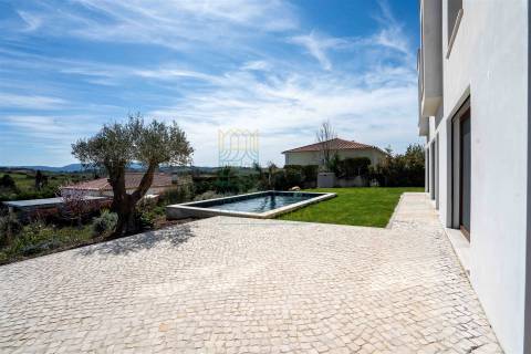 Moradia T5 com piscina e jardim