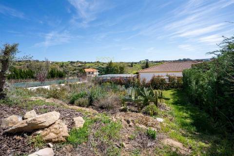 Moradia T5 com piscina e jardim