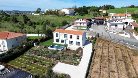 Moradia T5 com piscina e jardim