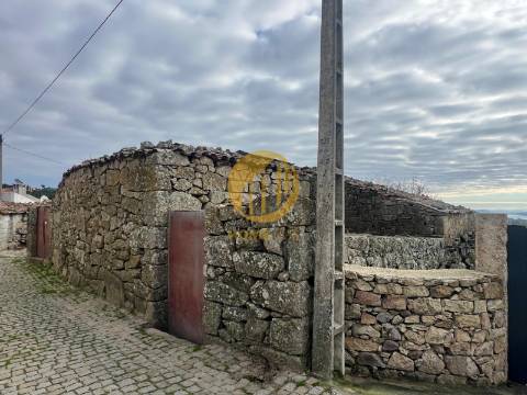 Casa em Pedra para Reabilitação Total – Seixo de Ansiães