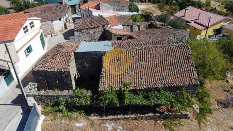Casa em Pedra para Reabilitação Total – Seixo de Ansiães