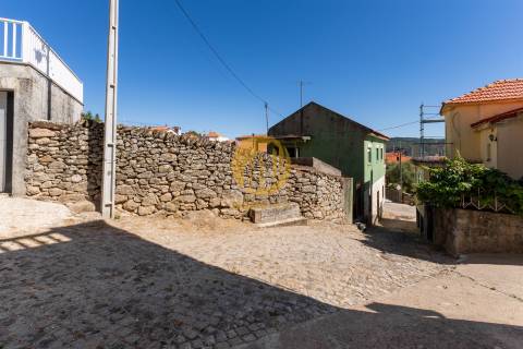 Moradia para reabilitar com Quintal e Lagar em Funcionamento – Seixo de Ansiães