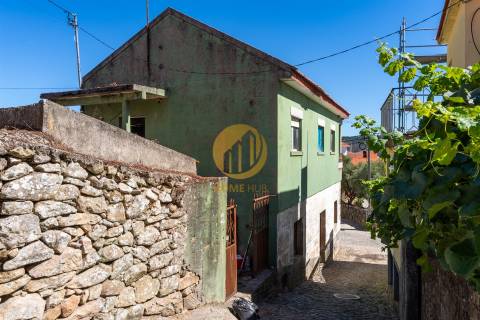 Moradia para reabilitar com Quintal e Lagar em Funcionamento – Seixo de Ansiães