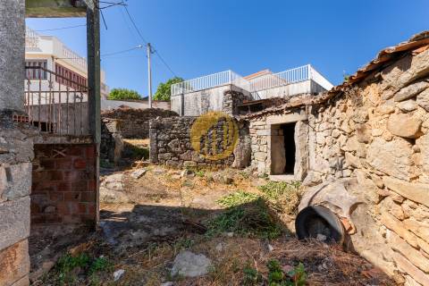 Moradia para reabilitar com Quintal e Lagar em Funcionamento – Seixo de Ansiães