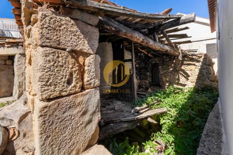 Moradia para reabilitar com Quintal e Lagar em Funcionamento – Seixo de Ansiães