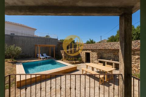 Moradia para reabilitar com Quintal e Lagar em Funcionamento – Seixo de Ansiães