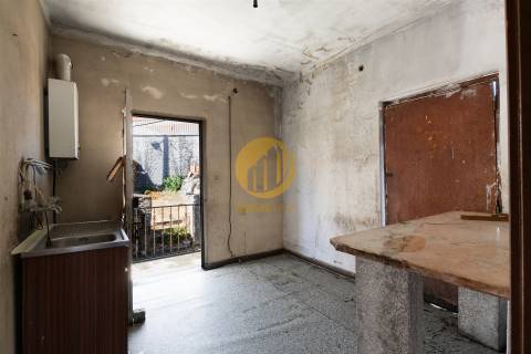 Moradia para reabilitar com Quintal e Lagar em Funcionamento – Seixo de Ansiães