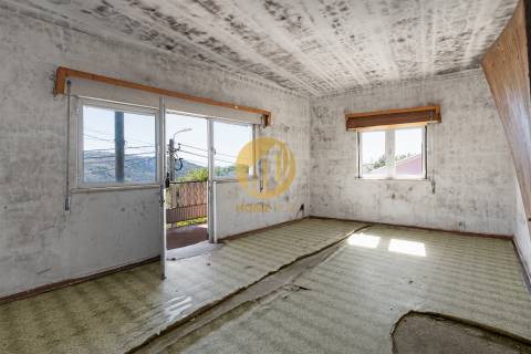 Moradia para reabilitar com Quintal e Lagar em Funcionamento – Seixo de Ansiães