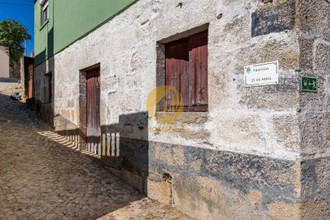 Moradia para reabilitar com Quintal e Lagar em Funcionamento – Seixo de Ansiães