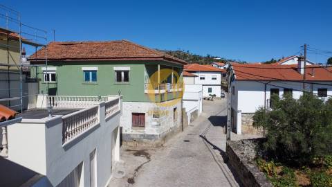 Moradia para reabilitar com Quintal e Lagar em Funcionamento – Seixo de Ansiães