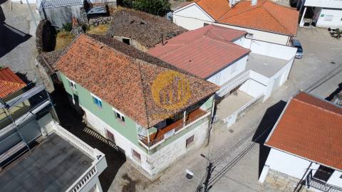 Moradia para reabilitar com Quintal e Lagar em Funcionamento – Seixo de Ansiães