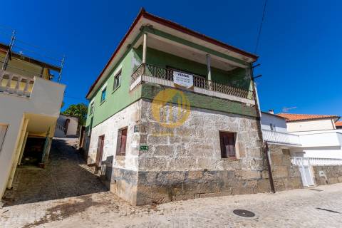 Moradia para reabilitar com Quintal e Lagar em Funcionamento – Seixo de Ansiães