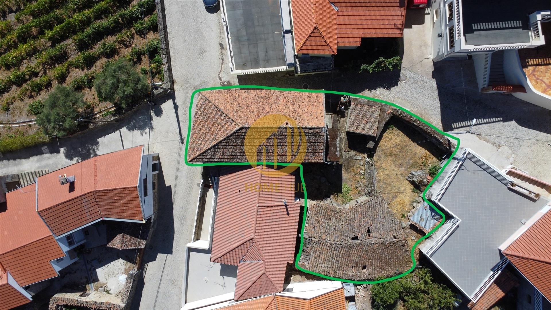 Moradia para reabilitar com Quintal e Lagar em Funcionamento – Seixo de Ansiães