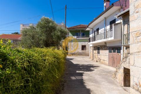 Moradia para Restaurar - Terreno com 313m2 e Lagar em Funcionamento – Seixo de Ansiães