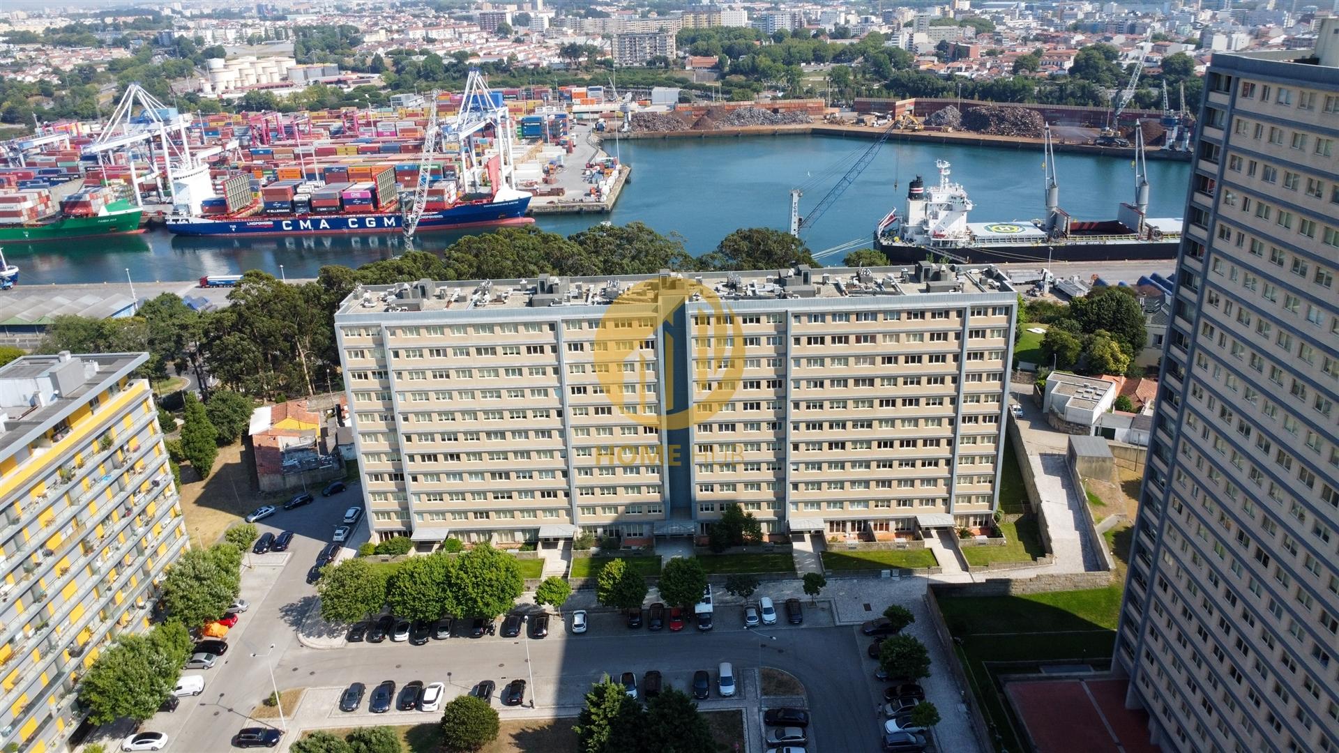 Apartamento T2 de Luxo, com piscina- Condomínio fechado Entre Quintas em Leça da Palmeira