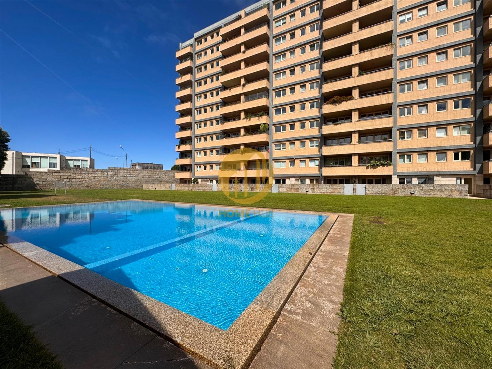 Apartamento T2 de Luxo, com piscina- Condomínio fechado Entre Quintas em Leça da Palmeira