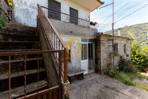 Oportunidade Única no Douro Verde – Quinta com Casa em Pedra, Terreno Agrícola e Nascente de Água