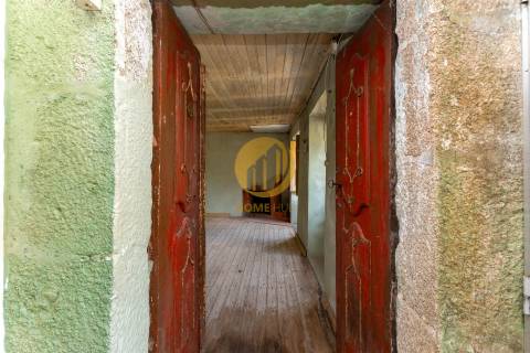 Oportunidade Única no Douro Verde – Quinta com Casa em Pedra, Terreno Agrícola e Nascente de Água