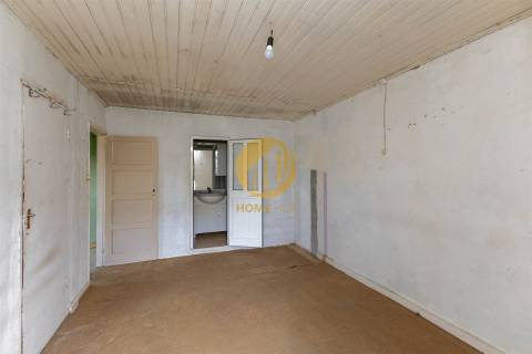 Oportunidade Única no Douro Verde – Quinta com Casa em Pedra, Terreno Agrícola e Nascente de Água