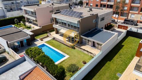 Moradia Contemporânea com Piscina & Jardim | Espaço, Luz e Conforto para Famílias Exigentes