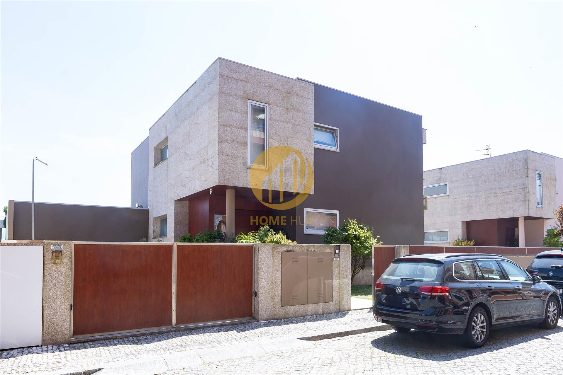 Moradia Contemporânea com Piscina & Jardim | Espaço, Luz e Conforto para Famílias Exigentes