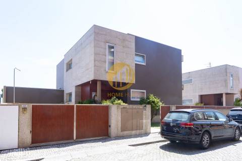 Moradia Contemporânea com Piscina & Jardim | Espaço, Luz e Conforto para Famílias Exigentes