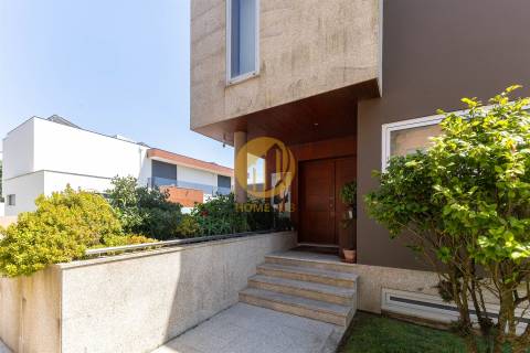 Moradia Contemporânea com Piscina & Jardim | Espaço, Luz e Conforto para Famílias Exigentes