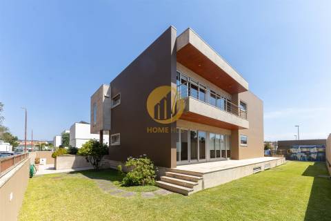 Moradia Contemporânea com Piscina & Jardim | Espaço, Luz e Conforto para Famílias Exigentes