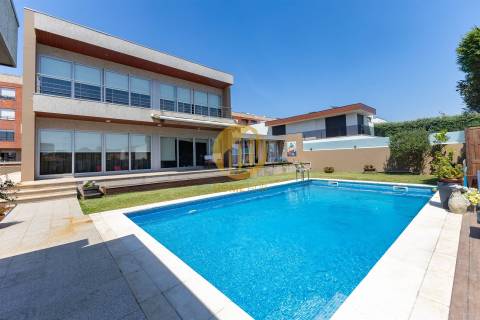 Moradia Contemporânea com Piscina & Jardim | Espaço, Luz e Conforto para Famílias Exigentes