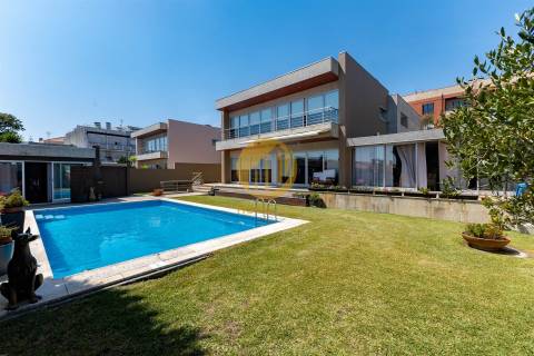 Moradia Contemporânea com Piscina & Jardim | Espaço, Luz e Conforto para Famílias Exigentes