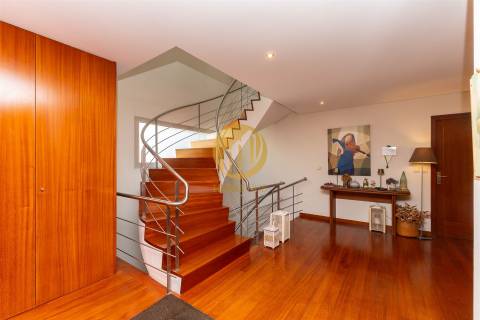 Moradia Contemporânea com Piscina & Jardim | Espaço, Luz e Conforto para Famílias Exigentes