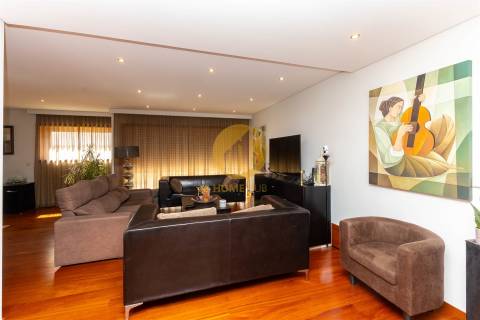 Moradia Contemporânea com Piscina & Jardim | Espaço, Luz e Conforto para Famílias Exigentes