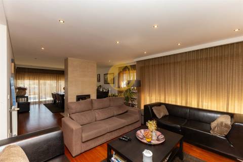 Moradia Contemporânea com Piscina & Jardim | Espaço, Luz e Conforto para Famílias Exigentes