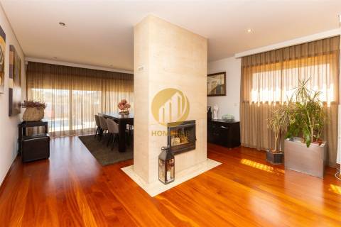 Moradia Contemporânea com Piscina & Jardim | Espaço, Luz e Conforto para Famílias Exigentes