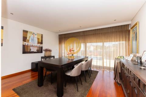 Moradia Contemporânea com Piscina & Jardim | Espaço, Luz e Conforto para Famílias Exigentes