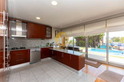 Moradia Contemporânea com Piscina & Jardim | Espaço, Luz e Conforto para Famílias Exigentes