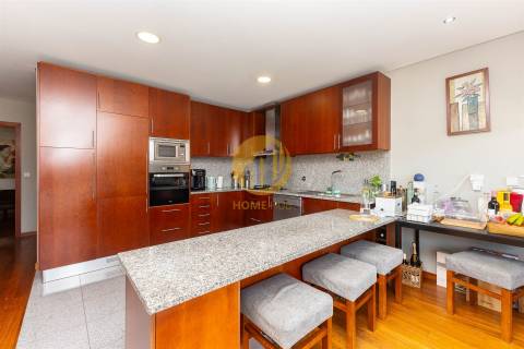 Moradia Contemporânea com Piscina & Jardim | Espaço, Luz e Conforto para Famílias Exigentes