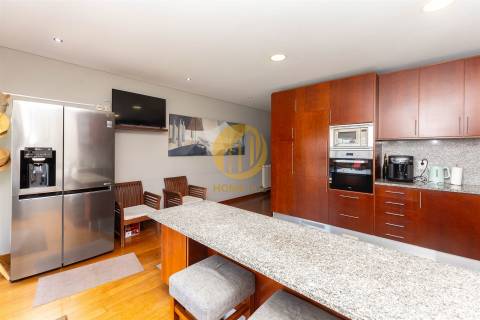 Moradia Contemporânea com Piscina & Jardim | Espaço, Luz e Conforto para Famílias Exigentes