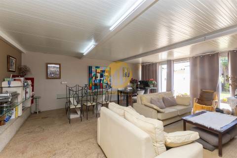 Moradia Contemporânea com Piscina & Jardim | Espaço, Luz e Conforto para Famílias Exigentes