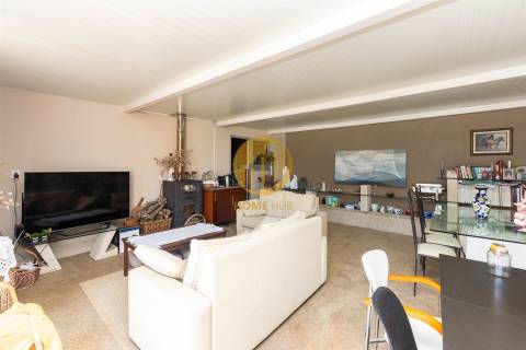 Moradia Contemporânea com Piscina & Jardim | Espaço, Luz e Conforto para Famílias Exigentes