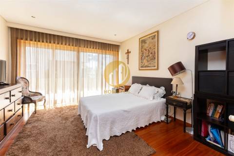 Moradia Contemporânea com Piscina & Jardim | Espaço, Luz e Conforto para Famílias Exigentes