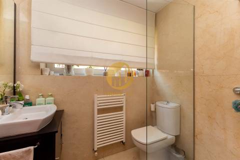 Moradia Contemporânea com Piscina & Jardim | Espaço, Luz e Conforto para Famílias Exigentes